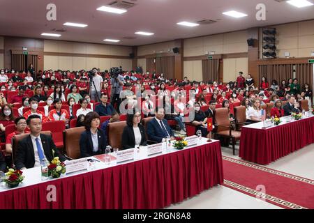 Bericht: USDA-Delegation mit Minister Tom Vilsack besucht Vietnam (April 2023) – die Zuschauermitglieder hören Vilsack an der Außenhandelsuniversität in Hanoi zu, wo er an einer Fragerunde und Podiumsdiskussion für Universitätsdozenten, Studenten und Führungskräfte der Agrarindustrie teilnahm. Stockfoto