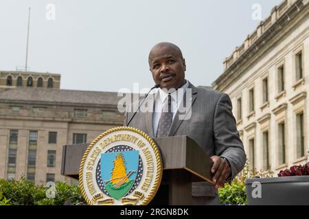 Reportage: Die People’s Garden Ceremony feiert das US-Landwirtschaftsministerium (USDA), Leiter des National Resource Conservation Service, Terry Cosby, den Beginn der Public Service Recognition Week. Die Veranstaltung findet am Mittwoch, den 10. Mai 2023, statt, bei einer Präsentation für Mitarbeiter und Freiwillige. Stockfoto