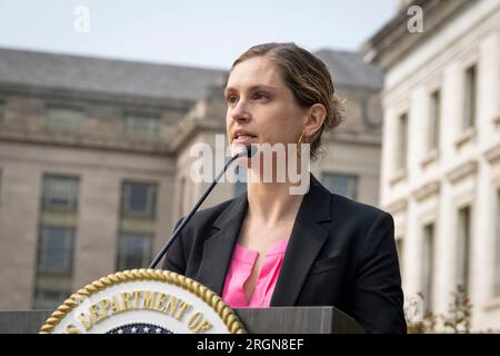 Reportage: Die People’s Garden Ceremony feiert das USDA - U.S. Department of Agriculture National Resource Conservation Service, Senior Advisor Meg Campbell, beginnt mit der Woche der Anerkennung des öffentlichen Dienstes. Die Präsentation findet am Mittwoch, den 10. Mai 2023 vor Mitarbeitern und Freiwilligen statt. Stockfoto