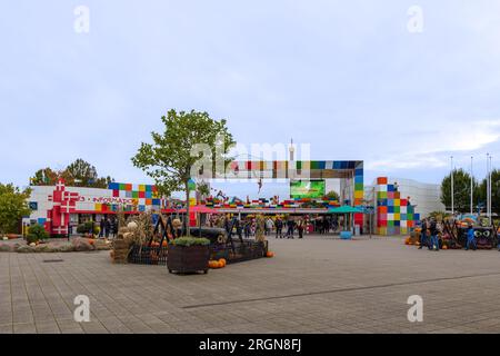 Billund, Dänemark - 06. OKTOBER 2022: Außenansicht am Eingang des LEGOLAND Resorts. Stockfoto