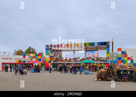 Billund, Dänemark - 06. OKTOBER 2022: Außenansicht am Eingang des LEGOLAND Resorts. Stockfoto