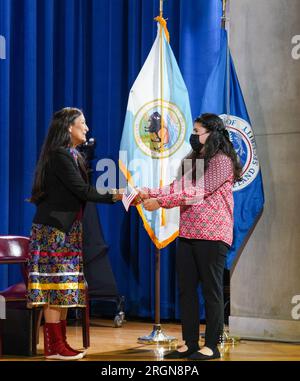 Reportage: Secretary Deb Haaland bei der Einbürgerungszeremonie im Stuart Lee Udall Building in Washington, D.C. (November 2022) Stockfoto