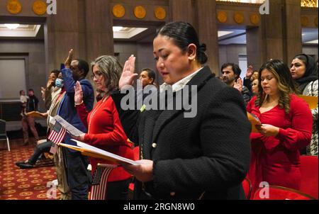 Reportage: Secretary Deb Haaland bei der Einbürgerungszeremonie im Stuart Lee Udall Building in Washington, D.C. (November 2022). Neue amerikanische Staatsbürger, die einen Eid auf die Vereinigten Staaten ablegen. Stockfoto