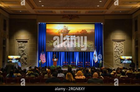 Reportage: Secretary Deb Haaland bei der Einbürgerungszeremonie im Stuart Lee Udall Building in Washington, D.C. (November 2022) Stockfoto