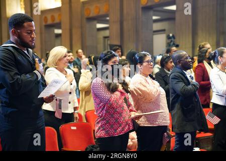 Reportage: Secretary Deb Haaland bei der Einbürgerungszeremonie im Stuart Lee Udall Building in Washington, D.C. (November 2022). Neue amerikanische Bürger, die das Versprechen der Treue halten. Stockfoto