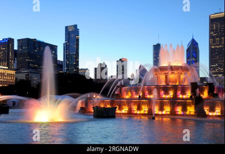 In der Sommersaison in der Dämmerung ist der Buckingham Fountain äußerst beeindruckend. Stockfoto