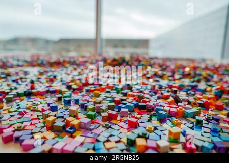 Billund, Dänemark - 06. OKTOBER 2022: Selektiver Fokus auf farbenfrohen Haufen kleiner lego-Bausteine. Stockfoto