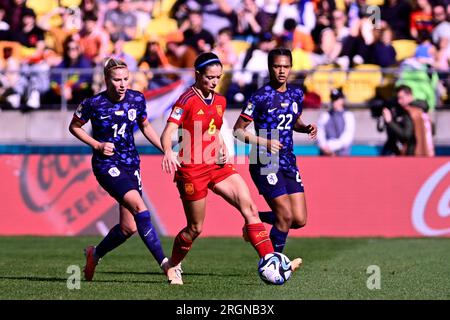 Wellington, Neuseeland, August 11. 2023: Aitana Bonmatí (Spanien 6) und Jackie Groenen (Niederlande 14) während des Viertelfinalspiels der FIFA Womens World Cup 2023 zwischen Spanien und Holland im Wellington Rectangular Stadium in Wellington, Neuseeland (Richard Callis/SPP) Stockfoto