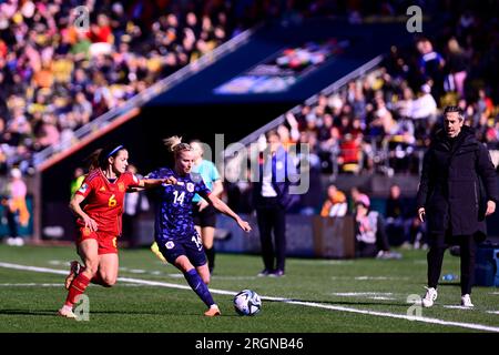 Wellington, Neuseeland, August 11. 2023: Aitana Bonmatí (Spanien 6) und Jackie Groenen (Niederlande 14) während des Viertelfinalspiels der FIFA Womens World Cup 2023 zwischen Spanien und Holland im Wellington Rectangular Stadium in Wellington, Neuseeland (Richard Callis/SPP) Stockfoto