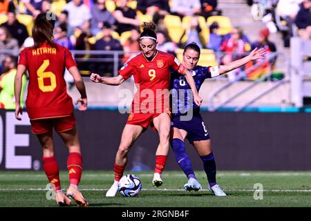 Wellington, Neuseeland, August 11. 2023: Esther González (Spanien 9) und Sherida Spitse (Niederlande 8) während des Viertelfinalspiels der FIFA Womens World Cup 2023 zwischen Spanien und Holland im Wellington Rectangular Stadium in Wellington, Neuseeland (Richard Callis/SPP) Stockfoto