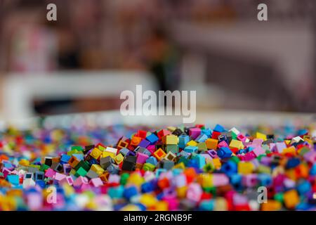 Billund, Dänemark - 06. OKTOBER 2022: Selektiver Fokus auf farbenfrohen Haufen kleiner lego-Bausteine. Stockfoto