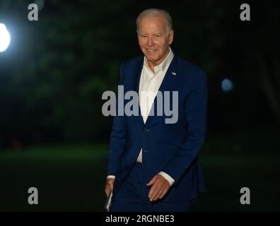 Washington, Usa. 10. Aug. 2023. US-Präsident Joe Biden lächelt, während er auf dem South Lawn spaziert, während er von einem dreitägigen Besuch in Arizona, New Mexico und Utah am Donnerstag, den 10. August 2023, ins Weiße Haus in Washington DC zurückkehrt. Kredit: Ron Sachs/Pool über CNP Kredit: Abaca Press/Alamy Live News Stockfoto