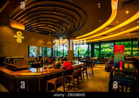 Starbucks Reserve im Paya Lebar Quarter. Es liegt im kulturreichen Viertel Paya Lebar, Singapur. Stockfoto