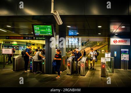 Die MRT-Station Paya Lebar befindet sich im kulturreichen Viertel Paya Lebar, Singapur. Stockfoto