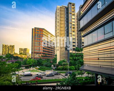 Malerischer Blick vom Paya Lebar Quarter bei Sonnenuntergang. Es liegt im kulturreichen Viertel Paya Lebar, Singapur. Stockfoto