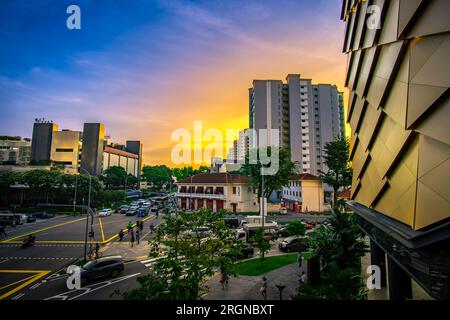 Malerischer Blick vom Paya Lebar Quarter bei Sonnenuntergang. Es liegt im kulturreichen Viertel Paya Lebar, Singapur. Stockfoto