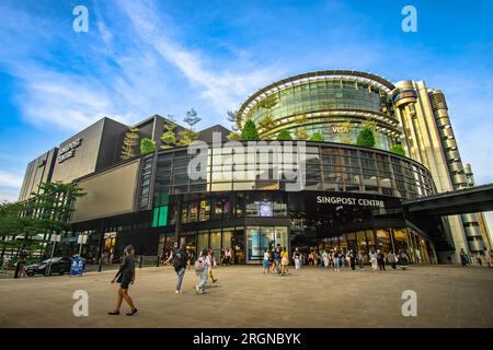 Singpost Centre neben dem Paya Lebar Quarter. Es liegt im kulturreichen Viertel Paya Lebar, Singapur. Stockfoto