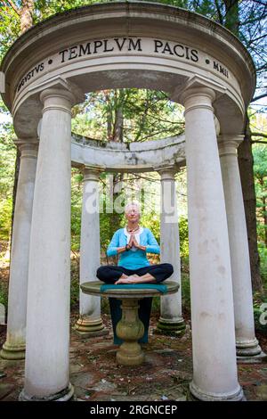 Ein Yoga-Lehrer, der im Sommer Yoga im Freien macht Stockfoto