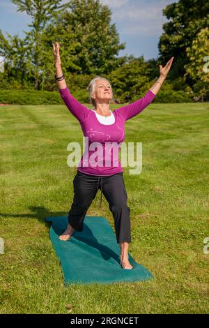 Ein Yoga-Lehrer, der im Sommer Yoga im Freien macht Stockfoto