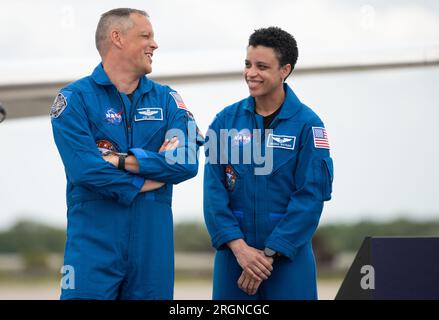 Reportage: SpaceX Crew-4 Mission (April 2022) - NASA-Astronauten Robert Hines, links, und Jessica Watkins, richtig, werden gesehen, nachdem sie in der Launch and Landing Facility im Kennedy Space Center der NASA mit den anderen Besatzungsmitgliedern des NASA-Astronauten Kjell Lindgren und der ESA-Astronautin Samantha Cristoforetti vor der Crew-4-Mission von SpaceX am Montag, den 18. April 2022, in Florida angekommen sind. Stockfoto