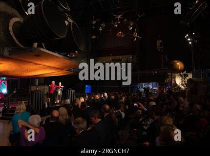 Reportage: 2022 Michael Collins Trophy Presentation - Wally Funk spricht, nachdem er die 2022 Michael Collins Trophy for Lifetime Achievement am Donnerstag, den 24. März 2022, im Steven F. Udvar-Hazy Center des Smithsonian National Air and Space Museum angenommen hat. Stockfoto