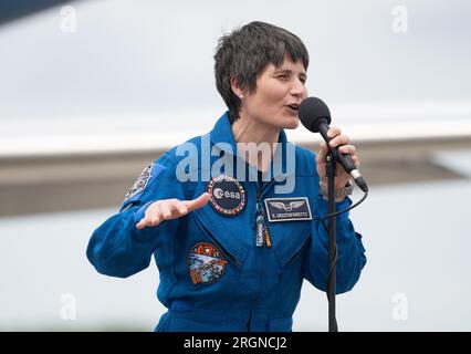 Bericht: SpaceX Crew-4 Mission (April 2022) - ESA (European Space Agency) Astronaut Samantha Cristoforetti spricht vor Medienvertretern, nachdem sie mit ihren Kollegen Kjell Lindgren, Robert Hines, und Jessica Watkins vor SpaceX Crew-4 Mission, Montag, 18. April 2022, in Florida. Stockfoto