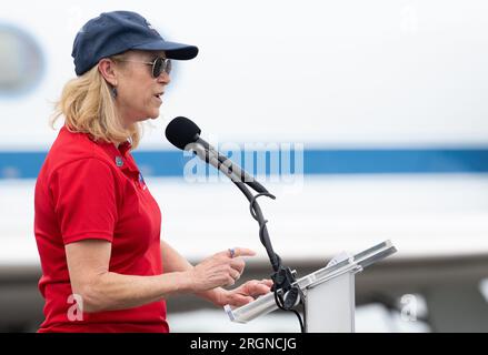 Reportage: SpaceX Crew-4-Mission (April 2022) - Kennedy Space Center Director Janet Petro spricht nach der Ankunft der NASA-Astronauten Kjell Lindgren, Robert Hines, Jessica Watkins, und die ESA (European Space Agency) Astronautin Samantha Cristoforetti in der Start- und Landeanlage im Kennedy Space Center der NASA vor der Crew-4-Mission von SpaceX am Montag, den 18. April 2022 in Florida. Stockfoto