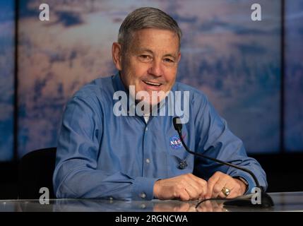 Bericht: SpaceX Crew-4 Mission (April 2022) - Bob Cabana, assoziierter Administrator der NASA, spricht vor Medienmitgliedern auf einer Pressekonferenz im Vorfeld der Crew-4-Einführung am Dienstag, den 26. April 2022, im Kennedy Space Center der NASA in Florida. Stockfoto