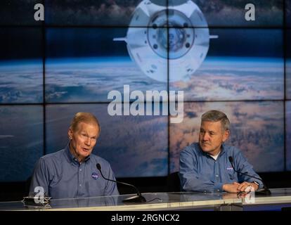 Bericht: SpaceX Crew-4 Mission (April 2022) - NASA-Administrator Bill Nelson, links, und Bob Cabana, NASA-assoziierter Administrator, rechts, sprechen Sie mit Medienvertretern während einer Pressekonferenz im Vorfeld des Start der Crew-4 am Dienstag, den 26. April 2022, im Kennedy Space Center der NASA in Florida. Stockfoto