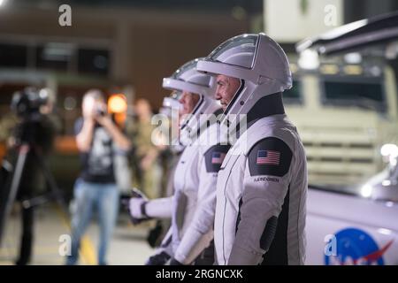 Bericht: SpaceX Crew-4 Mission (April 2022) - von rechts nach links, NASA-Astronauten Kjell Lindgren, Robert Hines, Jessica Watkins und ESA-Astronautin Samantha Cristoforetti, die SpaceX-Raumfahrer trägt, Sie werden dabei gesehen, wie sie sich auf die Abfahrt vom Neil A. Armstrong Operations and Checkout Building für den Startkomplex 39A vorbereiten, um an Bord des SpaceX Crew Dragon Raumschiffs für den Start der Crew-4-Mission am Dienstag, den 26. April 2022, im Kennedy Space Center der NASA in Florida zu gehen. Stockfoto