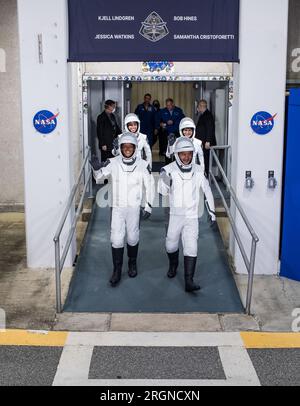 Bericht: SpaceX Crew-4 Mission (April 2022) - NASA-Astronauten Robert Hines, Left, Kjell Lindgren, Right, Jessica Watkins, hinten links und die ESA (European Space Agency) Astronautin Samantha Cristoforetti, die SpaceX-Raumanzüge trägt, werden gesehen, als sie sich auf die Abfahrt vom Neil A. Armstrong Operations and Checkout Building für den Startkomplex 39A vorbereiten, um an Bord des SpaceX Crew Dragon Raumschiffs für den Start der Crew-4 Mission zu gehen, Mittwoch, 27. April 2022, im Kennedy Space Center der NASA in Florida. Stockfoto