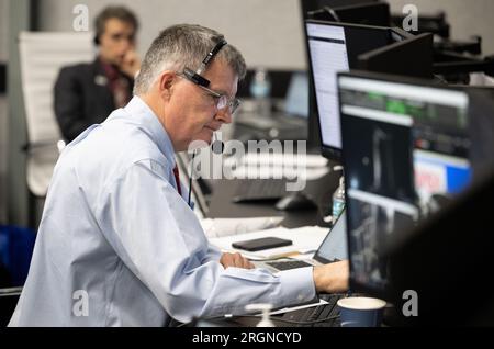 Bericht: SpaceX Crew-4 Mission (April 2022) – Steve Stich, Manager des NASA Commercial Crew Program, überwacht den Countdown einer SpaceX Falcon 9 Rakete, die das Crew Dragon Raumschiff der Firma auf der Crew-4 Mission transportiert, Mittwoch, 27. April 2022. im Feuerraum vier des Rocco A. Petrone Launch Control Center im Kennedy Space Center der NASA in Florida. Stockfoto