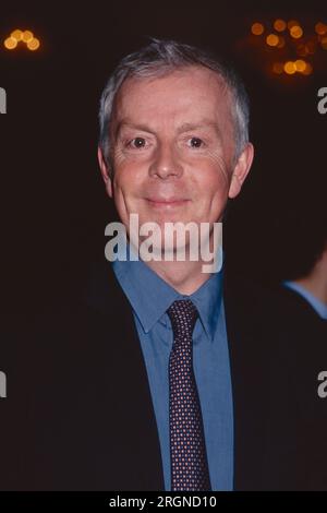 Der berühmte Friseur John Barrett nimmt am 14. März 2002 am Eröffnungsabend von „Sweet Geruch of Success“ im Martin Beck Theatre in New York City Teil. Foto: Henry McGee/MediaPunch Stockfoto