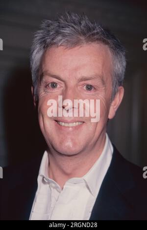 Der berühmte Friseur John Barrett nimmt am 11. April 1999 am Eröffnungsabend von „Marlene“ im Cort Theatre in New York City Teil. Foto: Henry McGee/MediaPunch Stockfoto