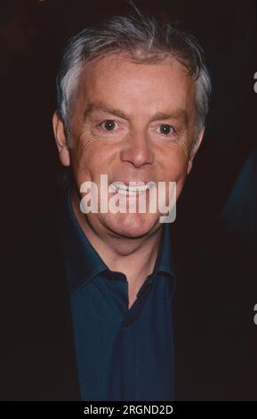 Der berühmte Friseur John Barrett besucht am 2. Dezember 2001 die Premiere von „Iris“ im Paris Theater in New York City. Foto: Henry McGee/MediaPunch Stockfoto