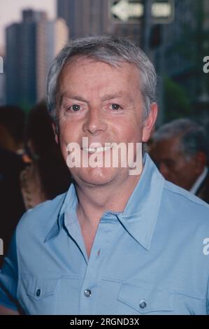 Der berühmte Friseur John Barrett nimmt am 3. Mai 2001 am Eröffnungsabend von „Madame Melville“ im Promenade Theatre in New York City Teil. Foto: Henry McGee/MediaPunch Stockfoto