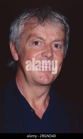 Der berühmte Friseur John Barrett besucht am 12. August 2001 eine Aufführung von „The Seagull“ im Delacorte Theatre im Central Park in New York City. Foto: Henry McGee/MediaPunch Stockfoto