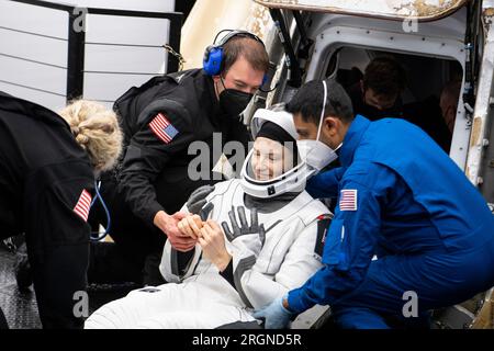 Bericht: SpaceX Crew-3 Splashdown der NASA (Mai 2022) - NASA-Astronautin Kayla Barron wird aus dem SpaceX Crew Dragon Endurance Raumschiff an Bord des SpaceX Shannon-Bergungsschiffs unterstützt, nachdem sie und NASA-Astronauten im Golf von Mexiko vor der Küste von Tampa, Florida, am Freitag, 6. Mai 2022 gelandet sind. Stockfoto