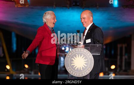 Reportage: 2022 Michael Collins Trophy Presentation - Wally Funk, Left, nimmt die Michael Collins Trophäe für lebenslanges Engagement 2022 von Christopher Browne, amtierender Direktor des Smithsonian's National Air and Space Museum, Right, Donnerstag, 24. März 2022, an. im Zentrum Steven F. Udvar-Hazy des Smithsonian National Air and Space Museum. Stockfoto