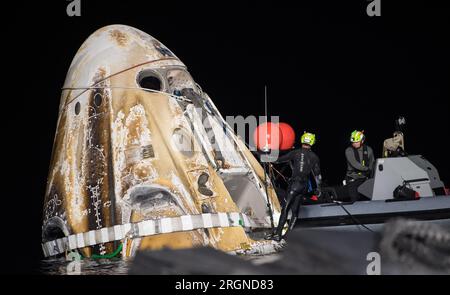 Bericht: SpaceX Crew-3 Splashdown der NASA (Mai 2022) – Unterstützungsteams arbeiten rund um das SpaceX Crew Dragon Endurance Raumschiff kurz nach seiner Landung im Golf von Mexiko, vor der Küste von Tampa, Florida, Freitag, 6. Mai 2022. Stockfoto