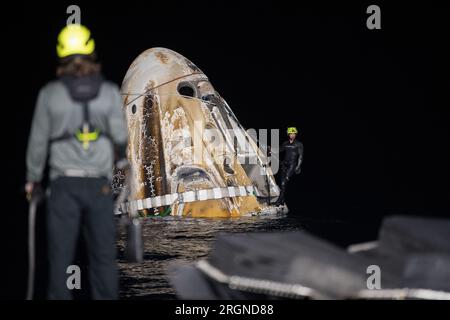 Bericht: SpaceX Crew-3 Splashdown der NASA (Mai 2022) – Unterstützungsteams arbeiten rund um das SpaceX Crew Dragon Endurance Raumschiff kurz nach seiner Landung im Golf von Mexiko, vor der Küste von Tampa, Florida, Freitag, 6. Mai 2022. Stockfoto