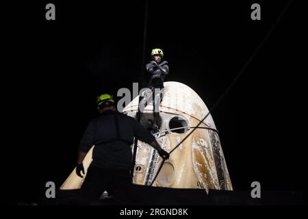 Bericht: SpaceX Crew-3 Splashdown der NASA (Mai 2022) – Unterstützungsteams arbeiten rund um das SpaceX Crew Dragon Endurance Raumschiff kurz nach seiner Landung im Golf von Mexiko, vor der Küste von Tampa, Florida, Freitag, 6. Mai 2022. Stockfoto