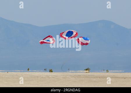 Bericht: Boeing Orbital Flight Test-2 Landing (Mai 2022) - Boeing’s CST-100 Starliner spacecraft Landing at White Sands Missile Range's Space Harbor, Mittwoch, 25. Mai 2022, in New Mexico. Der Orbital Flight Test-2 (OFT-2) von Boeing ist der zweite nicht besetzte Flugtest von Starliner auf die Internationale Raumstation im Rahmen des Commercial Crew Program der NASA. Stockfoto