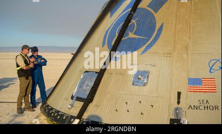 Boeing Starliner Launch Conductor Louis Atchison, Left, und der NASA-Astronaut Butch Wilmore betrachten das Raumschiff CST-100 von Boeing, nachdem es am Weltraumhafen der White Sands Missile Range am Mittwoch, den 25. Mai 2022 in New Mexico gelandet ist. Stockfoto