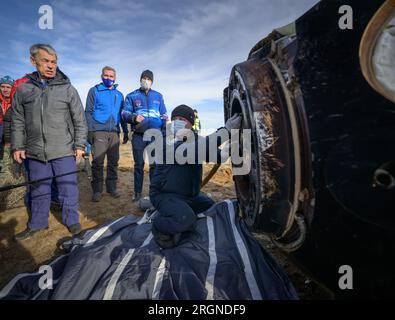 Reportage: Expedition 66 Soyuz Landing (März 2022) - russische Such- und Rettungsteams treffen am 30. März 2022 in einem abgelegenen Gebiet nahe der Stadt Scheskazgan, Kasachstan, auf dem Raumschiff MS-19 in Sojus ein. Stockfoto