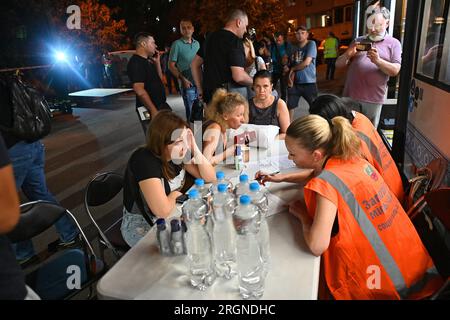 Nicht exklusiv: ZAPORIZHZHIA, UKRAINE - 9. AUGUST 2023 - Mitarbeiter des Sozialdienstes Zaporizhzhia leisten Hilfe für Menschen, die von einem Russland betroffen sind Stockfoto