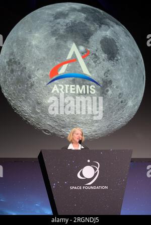 Bericht: 37. Weltraumsymposium (2022) - stellvertretender Administrator der NASA, Pam Melroy, gibt während des 37. Weltraumsymposiums am Dienstag, den 5. April 2022 eine Grundsatzrede ab Stockfoto
