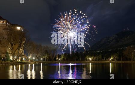 Reportage: 37. Space Symposium (2022) - 37. Space Symposium zur Eröffnung des Feuerwerks, Montag, 4. April 2022, Broadmoor Hotel in Colorado Springs, Colorado. Stockfoto