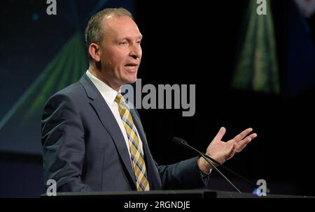 Bericht: 37. Weltraumsymposium (2022) - NASA Associate Administrator for Science Thomas Zurbuchen gibt Bemerkungen ab nach dem John L. ‚Jack‘ Swigert, Jr., Preis für Weltraumforschung 2022, der dem OSIRIS-Rex-Team von der Weltraumstiftung während des 37. Weltraumsymposiums am Montag, den 4. April 2022 verliehen wurde Stockfoto