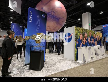 Bericht: 37. Weltraumsymposium (2022) - Teilnehmer besuchen den NASA-Ausstellungsbereich während des 37. Weltraumsymposiums am Dienstag, den 5. April 2022 Stockfoto